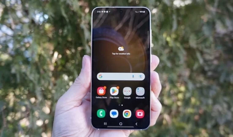 Tấm nền Dynamic AMOLED 2X, và 6.7 inch cùng 120 Hz.