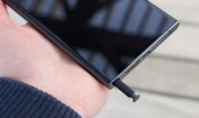 Trang bị S-Pen tăng khả năng điều khiển từ xa, cùng nhiều tính năng như vẽ, chụp ảnh, nghe nhạc, cùng nhiều tính năng hỗ trợ được từ xa.